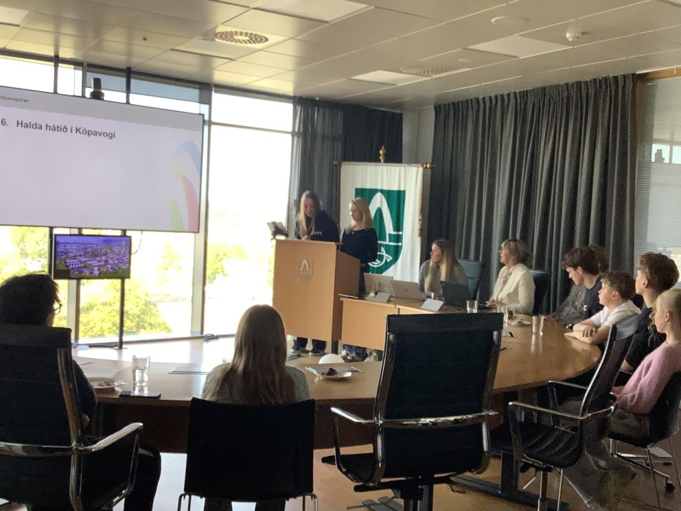 Fulltrúar nemenda á fundi bæjarstjórnar